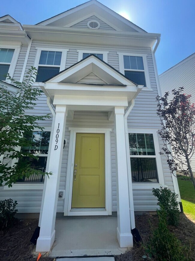 Foto del edificio - 1 year old  townhome near historic downtow...