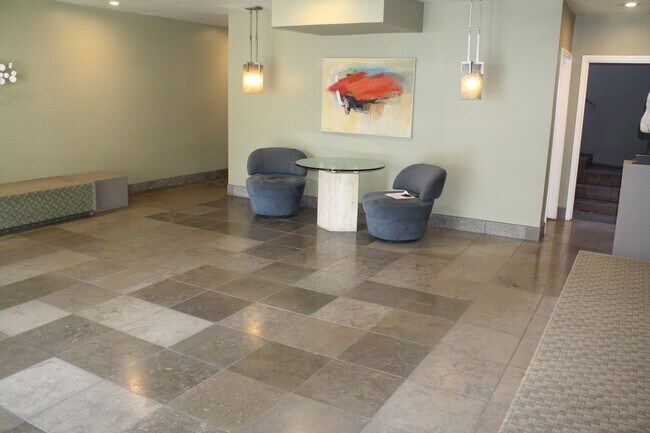 Foto del edificio - Condo Just One Block from the Beach!