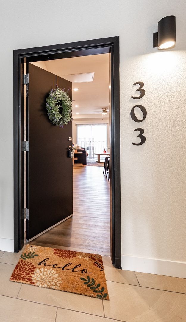 Building Photo - Top Floor 2 bed, 2 Bath Apartment near Gar...