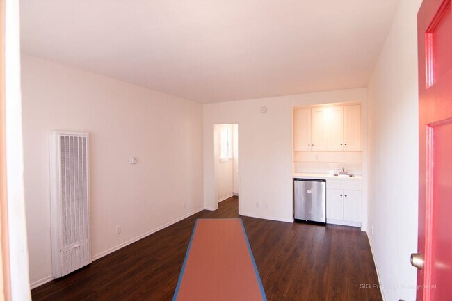 Building Photo - Sunset Drive, 4363-4377