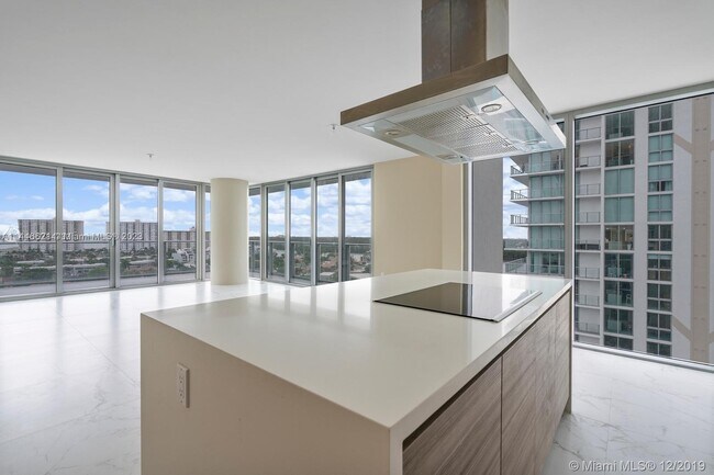 Foto del edificio - 300 Sunny Isles Blvd