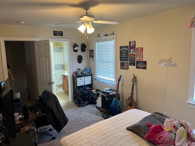 Foto del edificio - Gorgeous Single Family Home 4 Bedrooms, 2.5 Baths. Near VCU Just Off Cary Street.