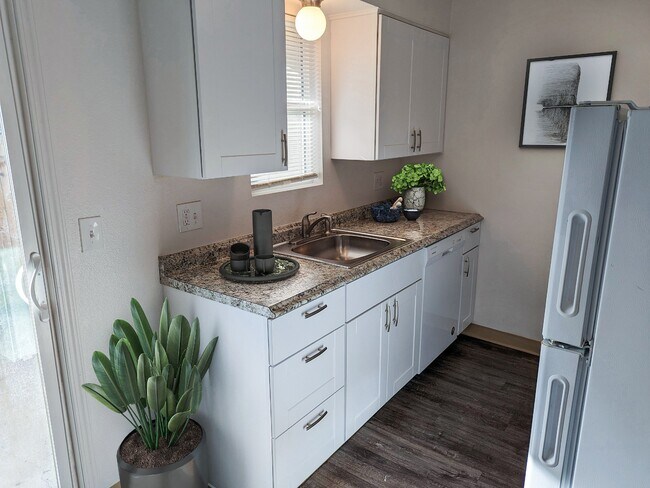 Building Photo - 2255 S Pond St