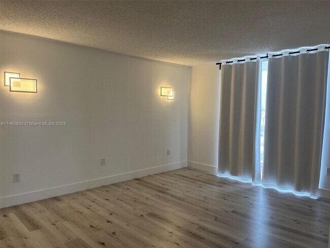 Foto del edificio - 8530 Byron Ave