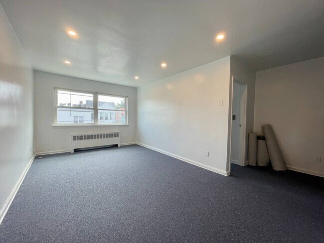 Foto del edificio - 767 Van Nest Ave