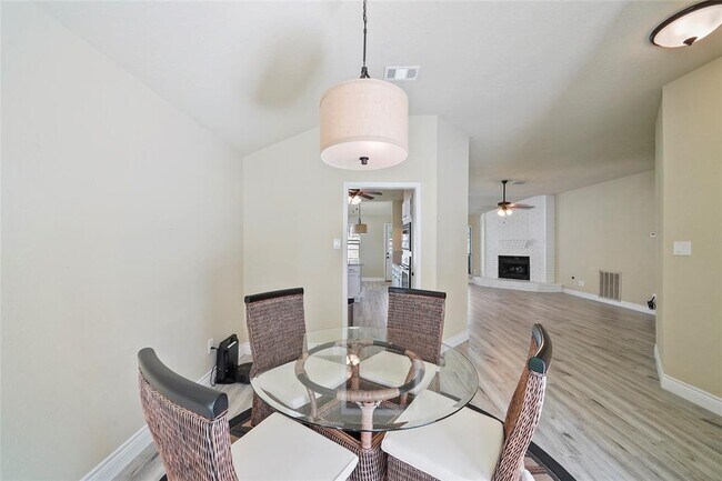 Building Photo - 2911 Parkwood Manor Dr