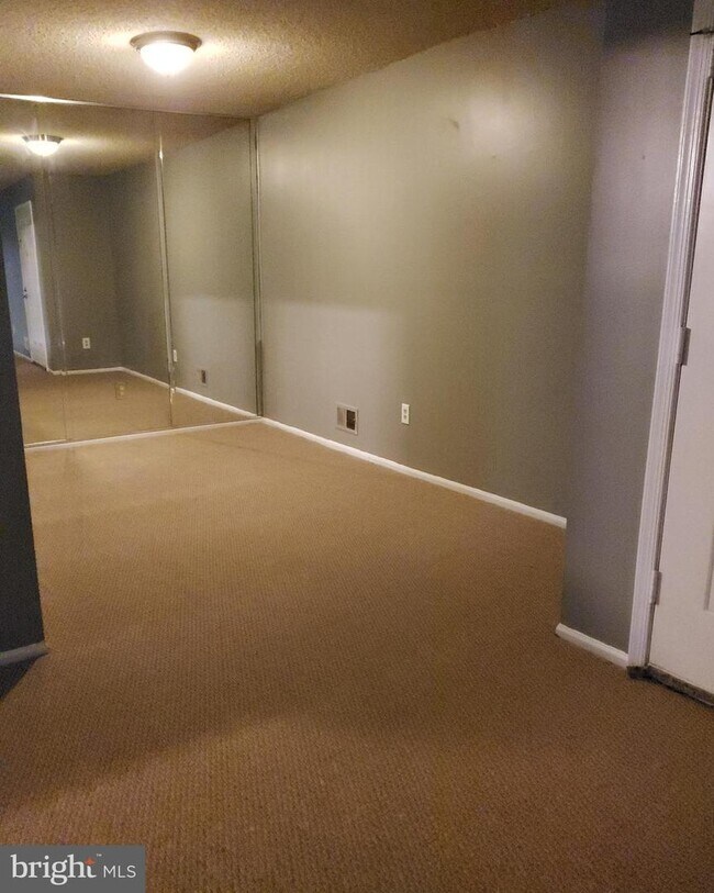 Foto del edificio - 166 Colonial Ct