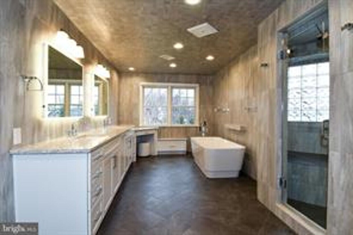 Foto del edificio - 10407 Aubinoe Farm Dr, Bethesda, MD 20814
