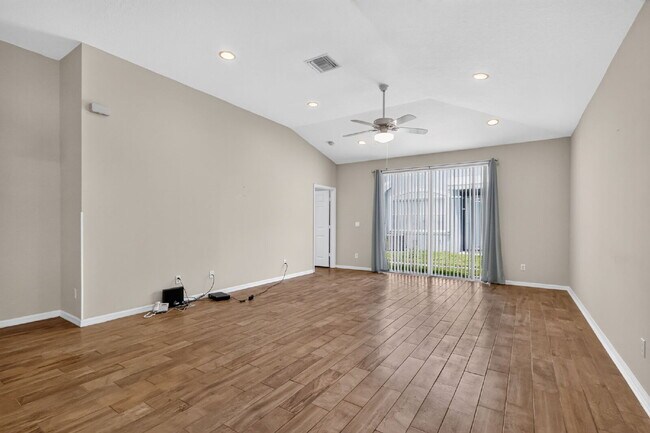 Foto del edificio - "Charming 2 Bed plus Den, 2-Bath Townhouse with 1500 Sq Ft of Comfort in Greenacres!"