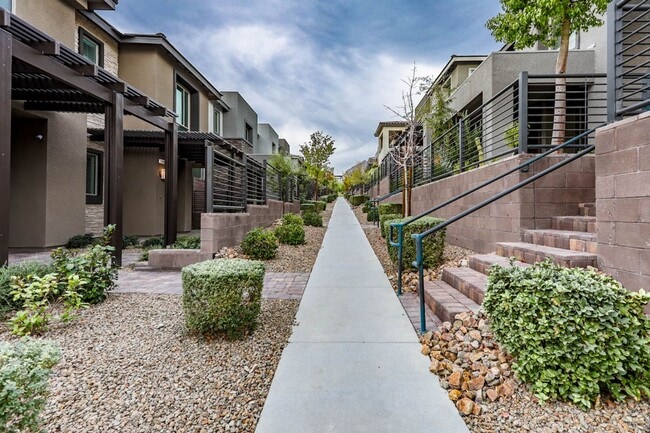 Foto del edificio - 3 Bed Nicely Upgraded Summerlin TownHome