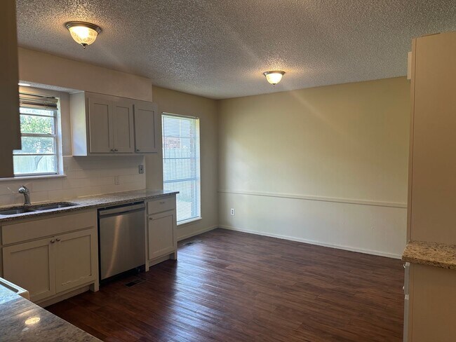 Foto del edificio - This duplex offers 3 spacious bedrooms, 2....