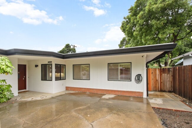 Building Photo - Central Davis 3/2 Mid Modern