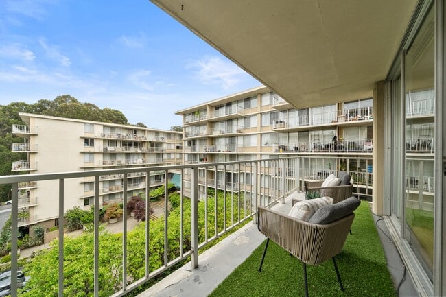 Foto del edificio - 300 Davey Glen Rd