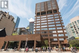 Building Photo - 914 Yonge St