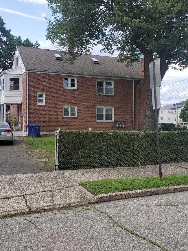 953 Wayne St Unit 2, Bridgeport, CT 06606 Apartments in Bridgeport