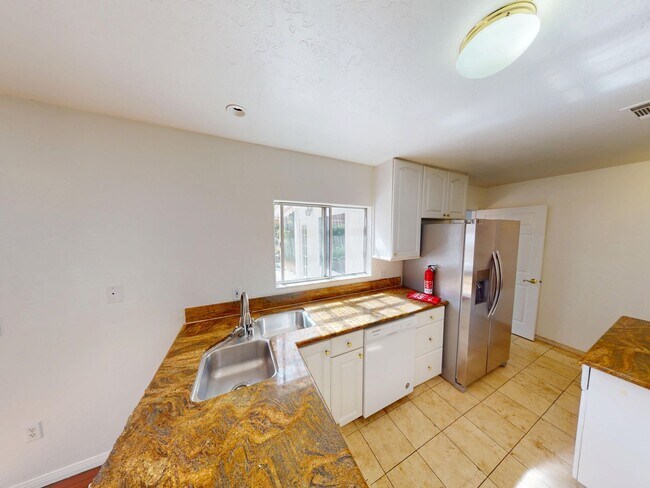 Building Photo - 4BD 3BA with a Private Patio!