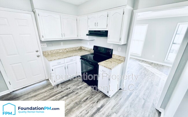 Building Photo - 7900 Deerfield Trce