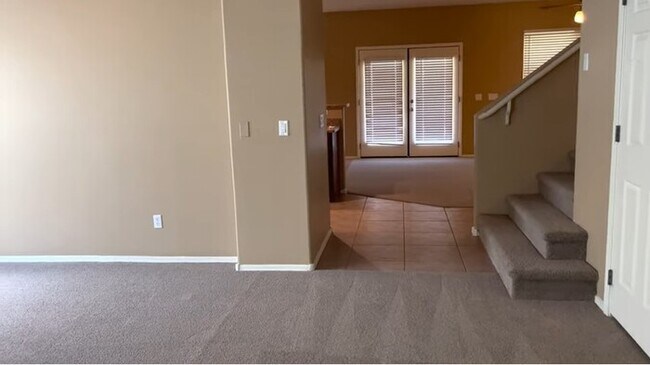 Building Photo - 1st Level Primary Suite! 4 Bed 2.5 bath