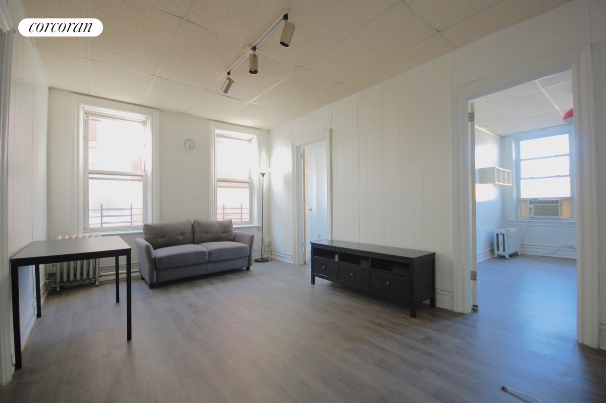 Foto principal - 240 E 92nd St