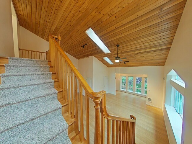 Foto del edificio - Huge 5 Bedroom Cabin-Style Home on 2+ Wood...