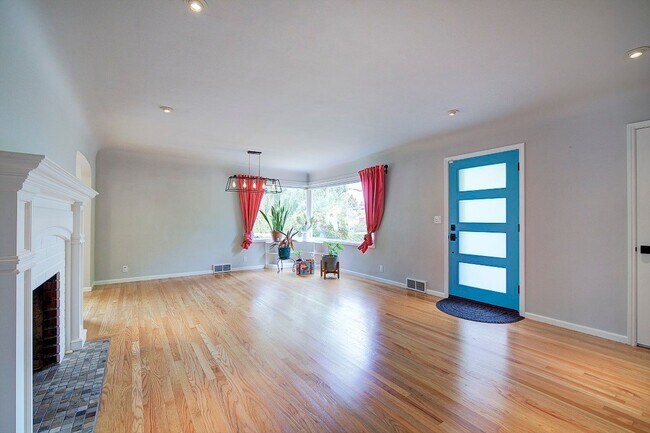 Foto del edificio - 4Bd/1.75Ba Edmonds House