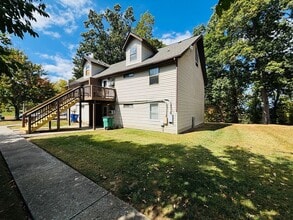 Building Photo - 661 Village Ln