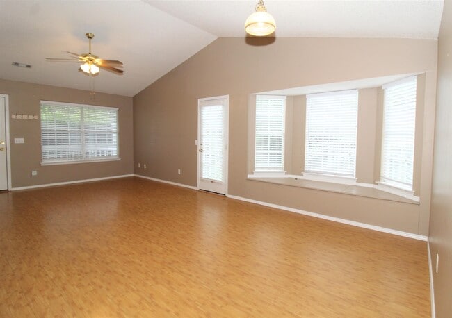 Building Photo - 3152 Parkway Dr