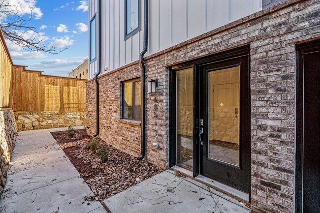 Building Photo - 2206 Arroyo Ave