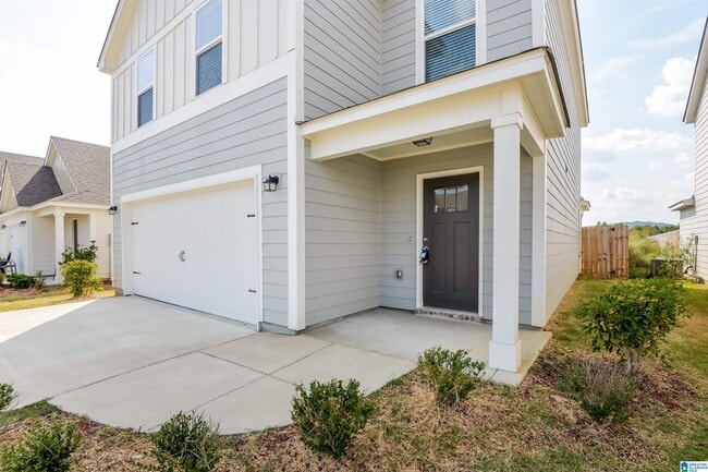 Building Photo - 900 Hawthorn Ln