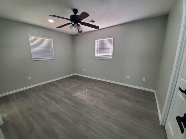 Foto del edificio - 1713 NW Great Plains Blvd