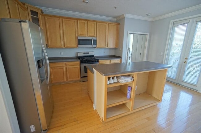 Building Photo - 3035 Pointeview Dr
