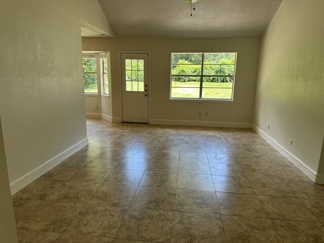 Foto del edificio - 24522 Glen Loch Dr