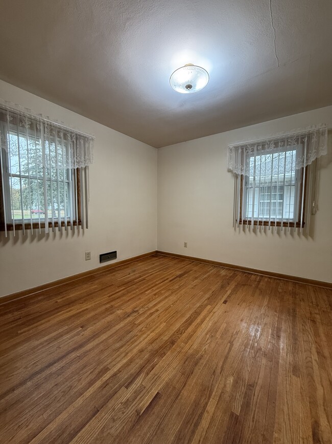 Building Photo - 138 21st Ave S