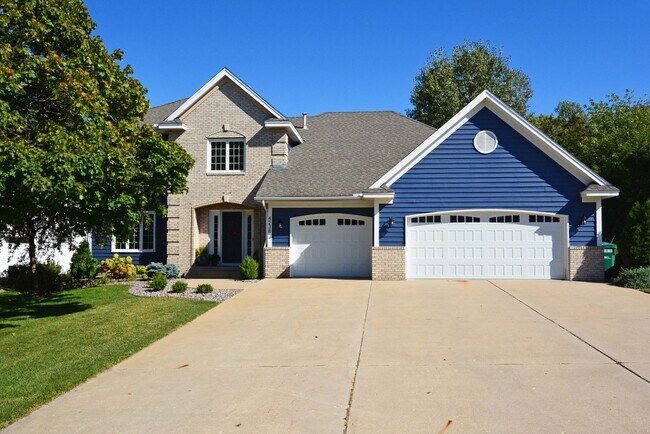 Foto del edificio - Beautiful 4-Bedroom Home in Vadnais Height...