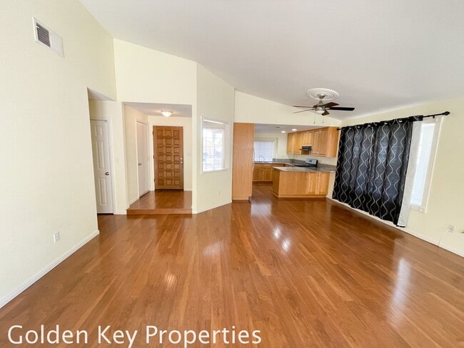Building Photo - 2BR/2BA Single Level home in Vista Sandalwood Community! 2 Car Garage! Pool! Spa! Tennis/Basketba...