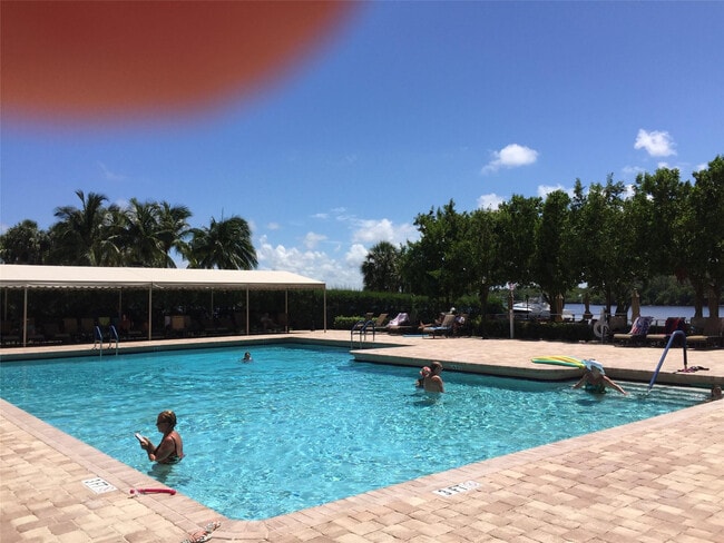 Foto del edificio - 2121 N Ocean Blvd