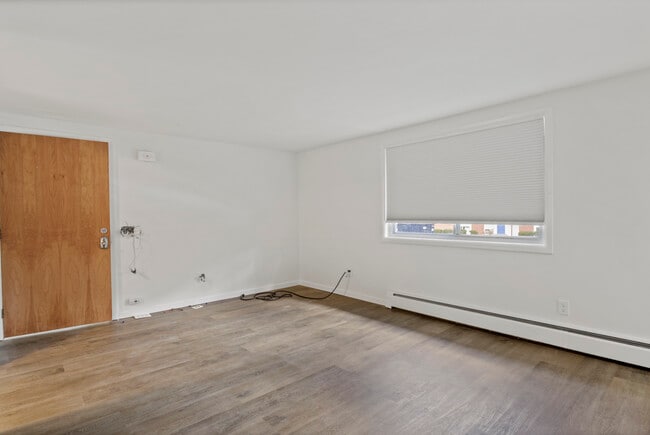 Building Photo - Creekside Apartments