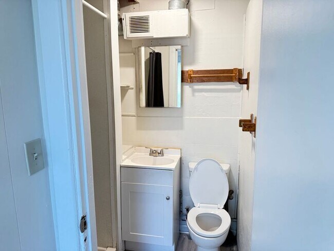 Building Photo - 107 College St