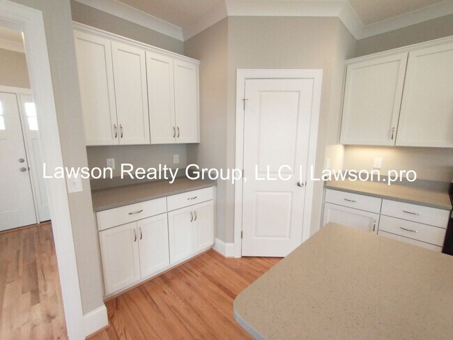 Foto del edificio - Upscale Three Bedroom in Colonial Green with Garage