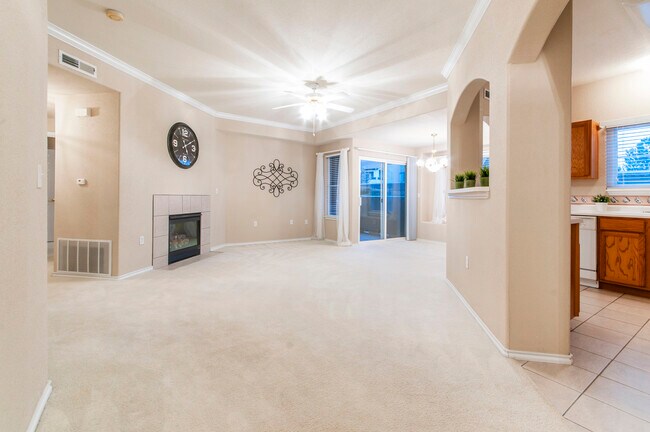 La sala de estar tiene muchas ventanas que proporcionan luz natural y buena circulación de aire. - 3960 Riviera Grove