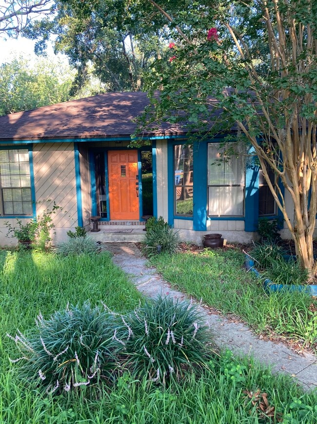 Building Photo - 1596 Oak Ridge Dr W