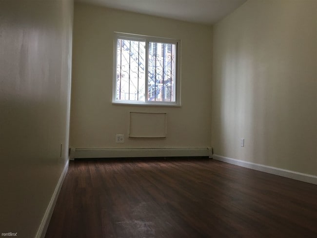 Building Photo - 1233 Putnam Ave