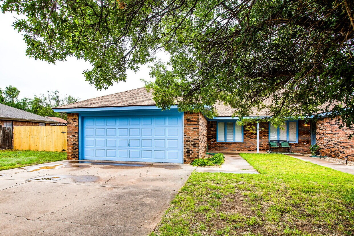 Primary Photo - Fully updated 2 bedroom 2 bath 2 car garag...