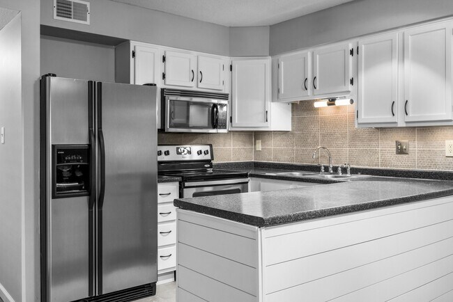 Building Photo - 13811 Amiot Dr