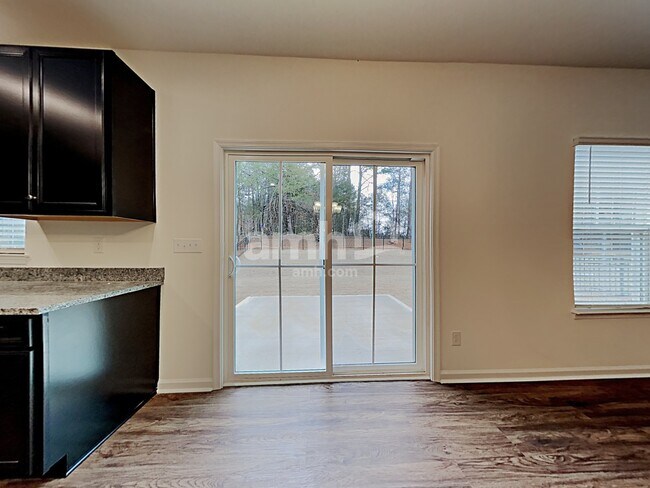 Foto del edificio - 5038 Twin River Dr
