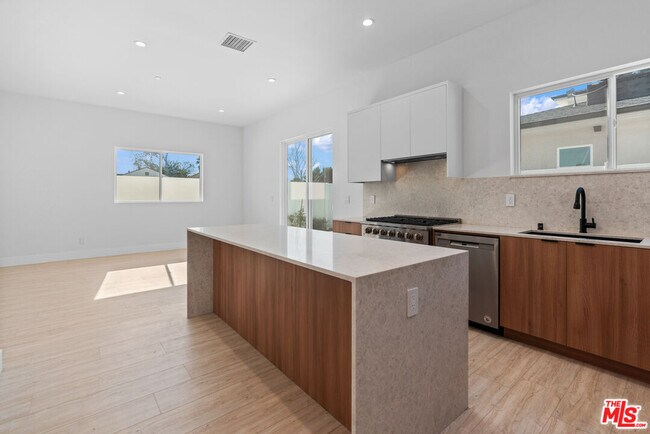 Foto del edificio - 15214 W Holyland Dr