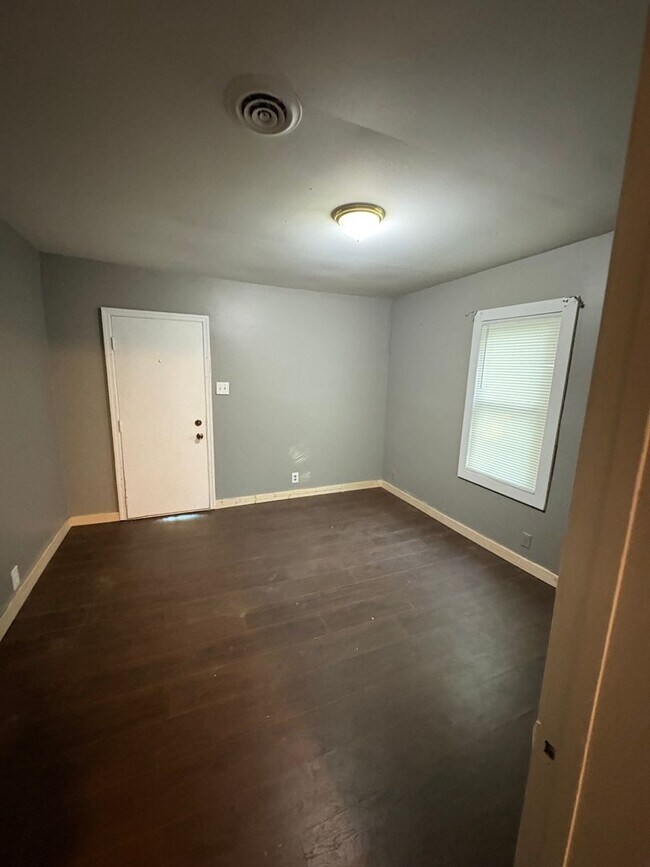 Building Photo - Knoxville 37912 - 3 bedroom, 1 bath home -...