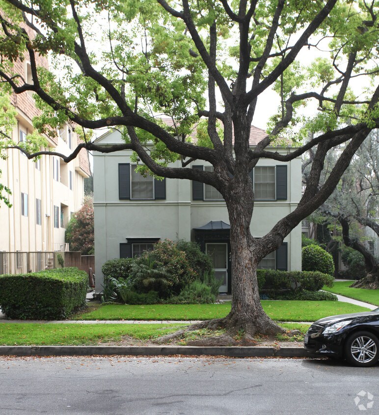 Foto del edificio - 426 N Maple Dr