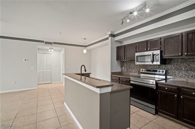 Building Photo - 11550 Villa Grand