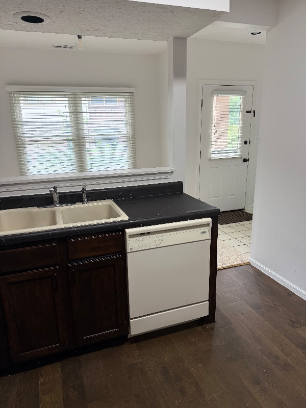 Building Photo - 9523 Maple Way